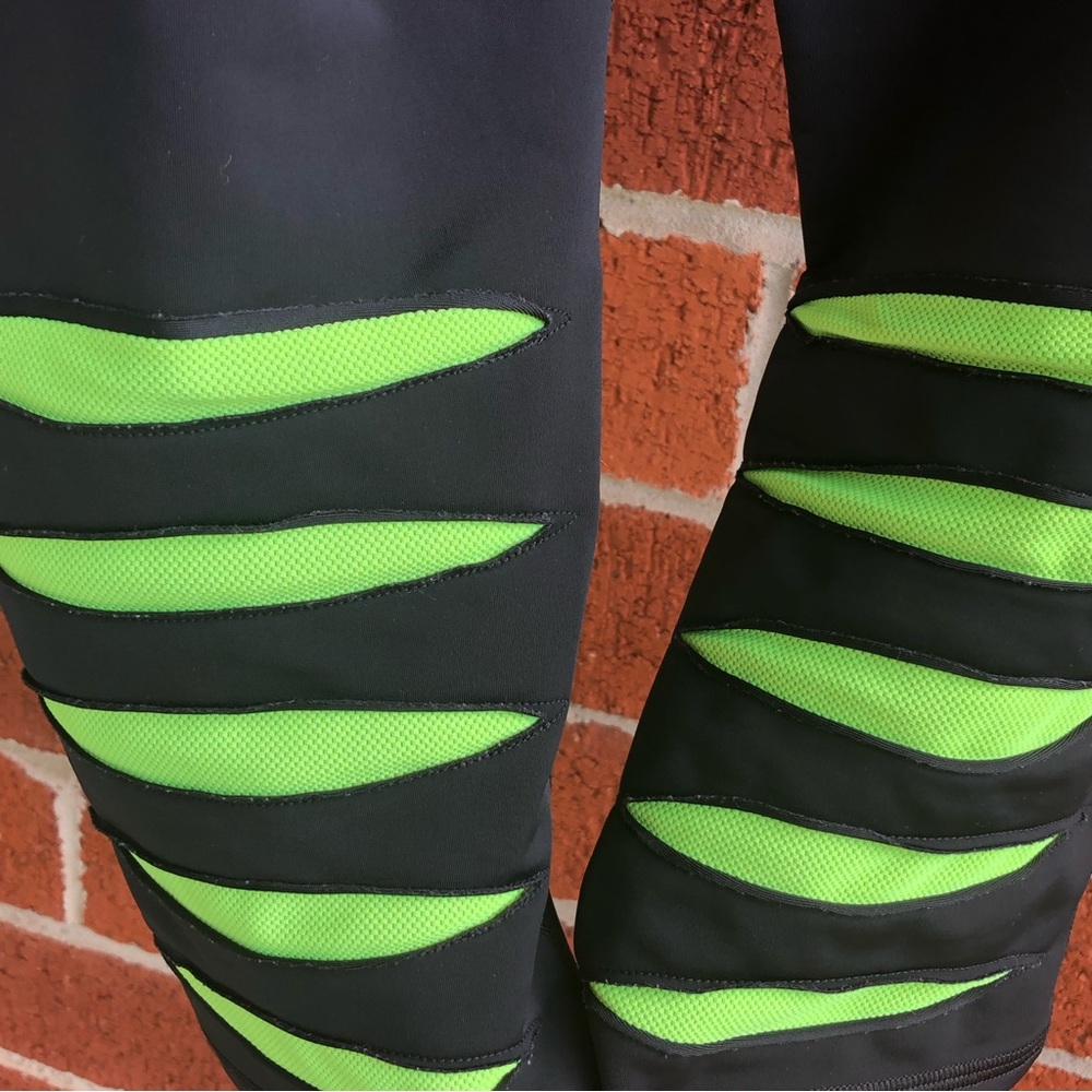 Under Armor Capri workout pants Black & Neon Green Size M —#022 - Picture 7 of 9